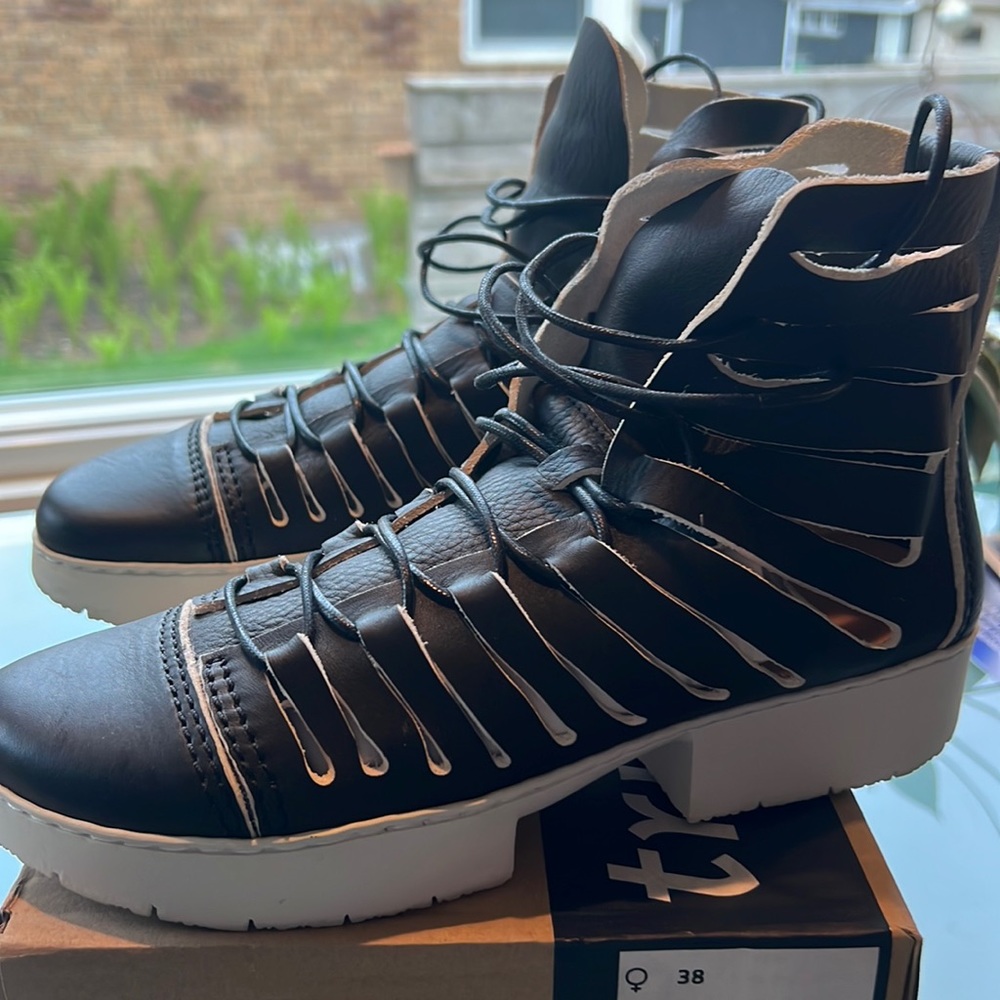 Trippen Fight White boot